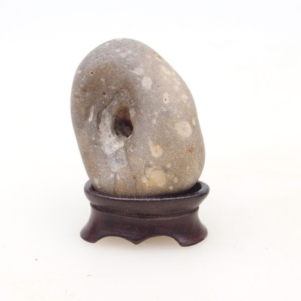 Suiseki - Pierre avec DAI (base en bois)