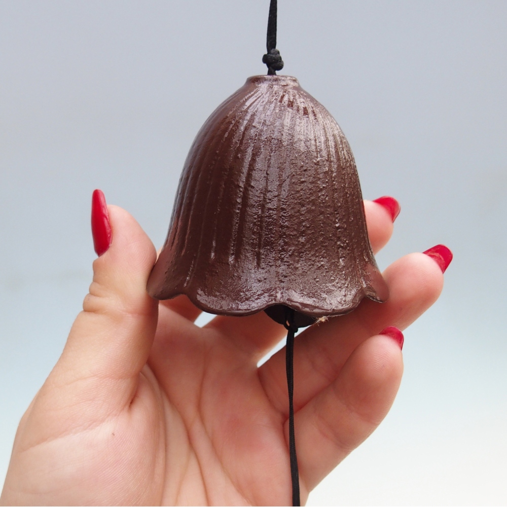 Cloche en métal, couleur marron