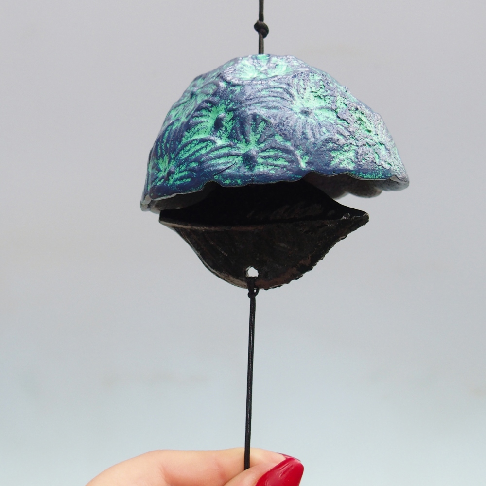 Cloche en métal, couleur bleu-vert