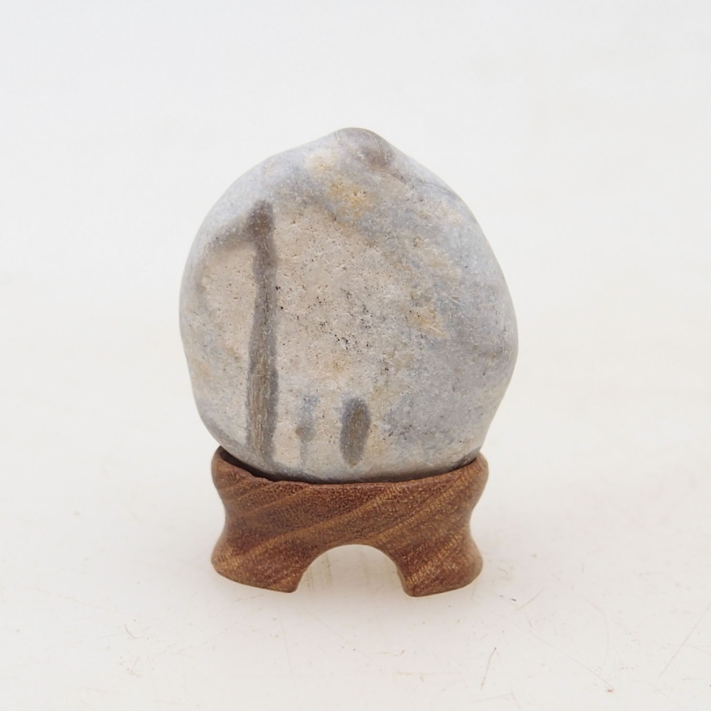 Suiseki - Pierre avec DAI (base en bois)