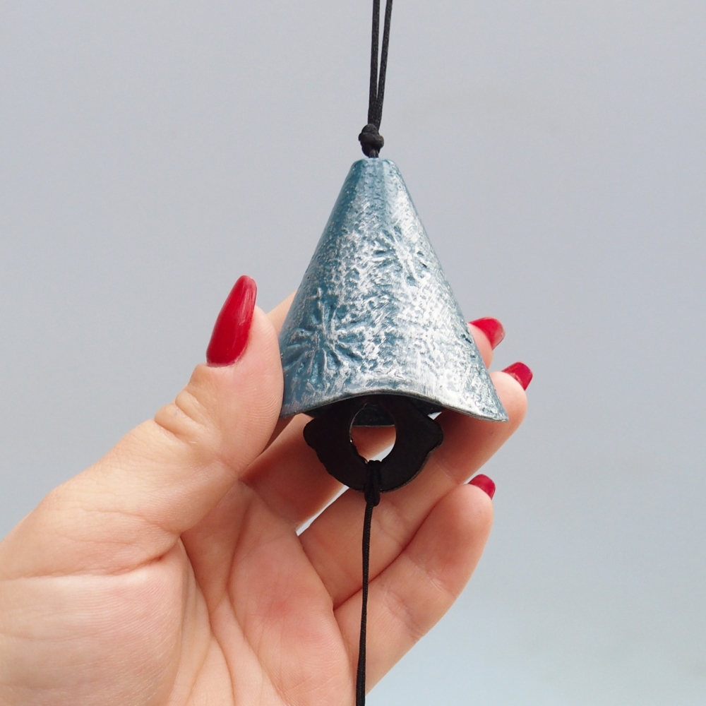 Cloche en métal, couleur bleue