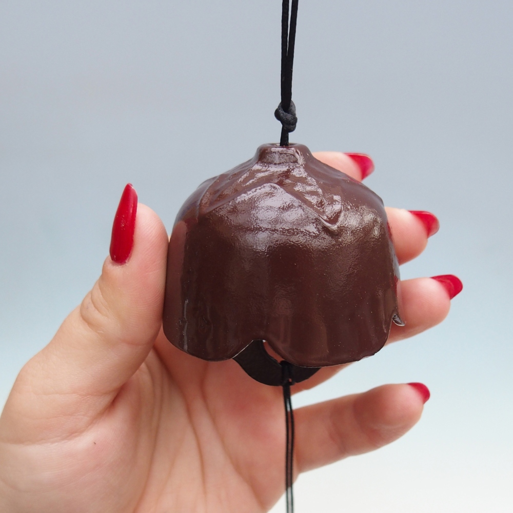 Cloche en métal, couleur marron