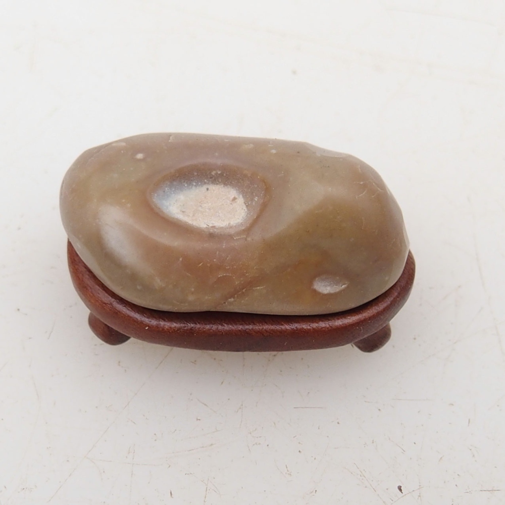 Suiseki - Pierre avec DAI (base en bois)