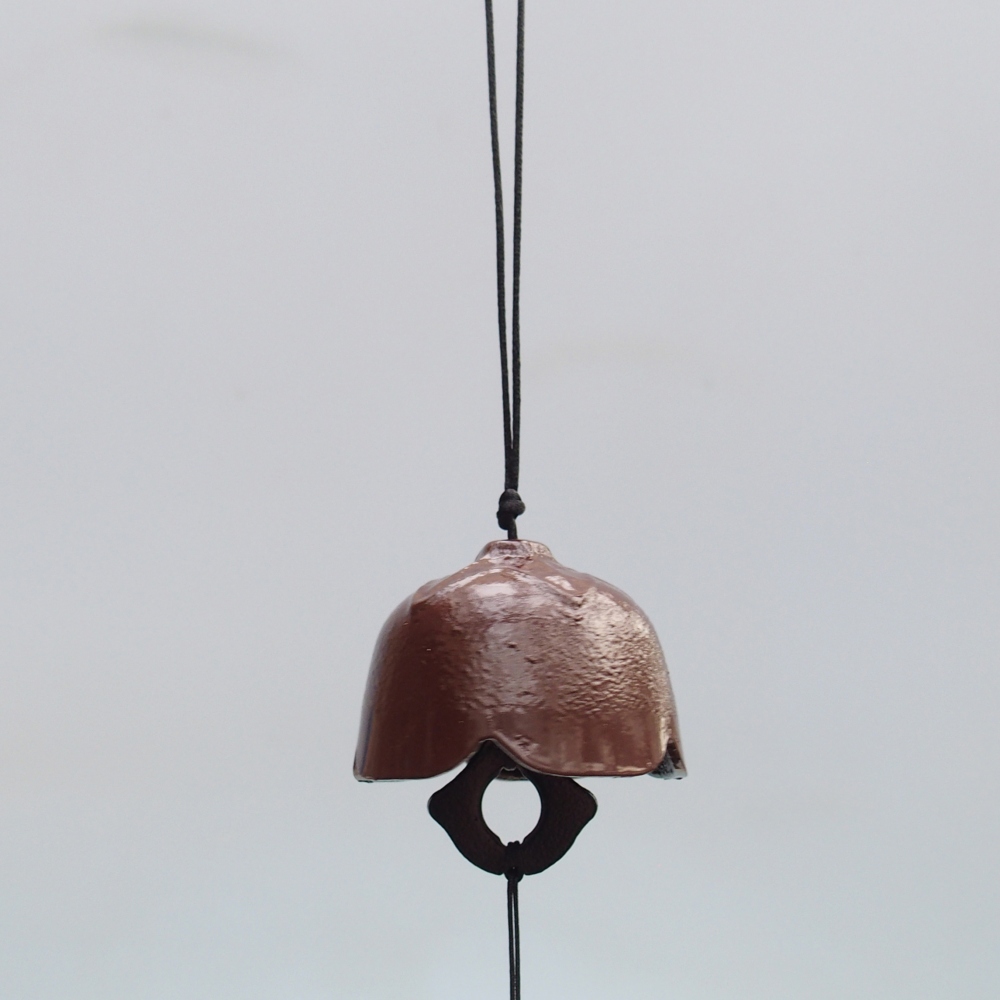 Cloche en métal, couleur marron