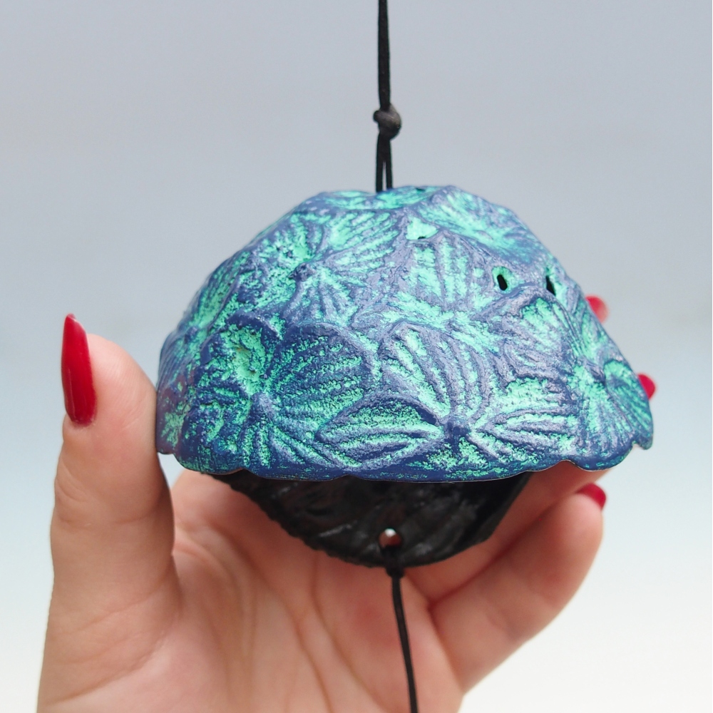 Cloche en métal, couleur bleu-vert