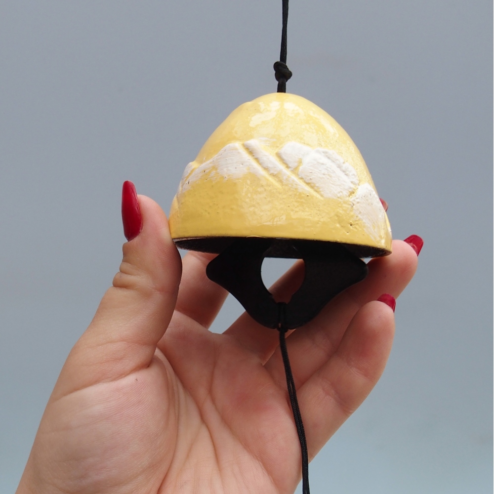 Cloche en métal, couleur jaune