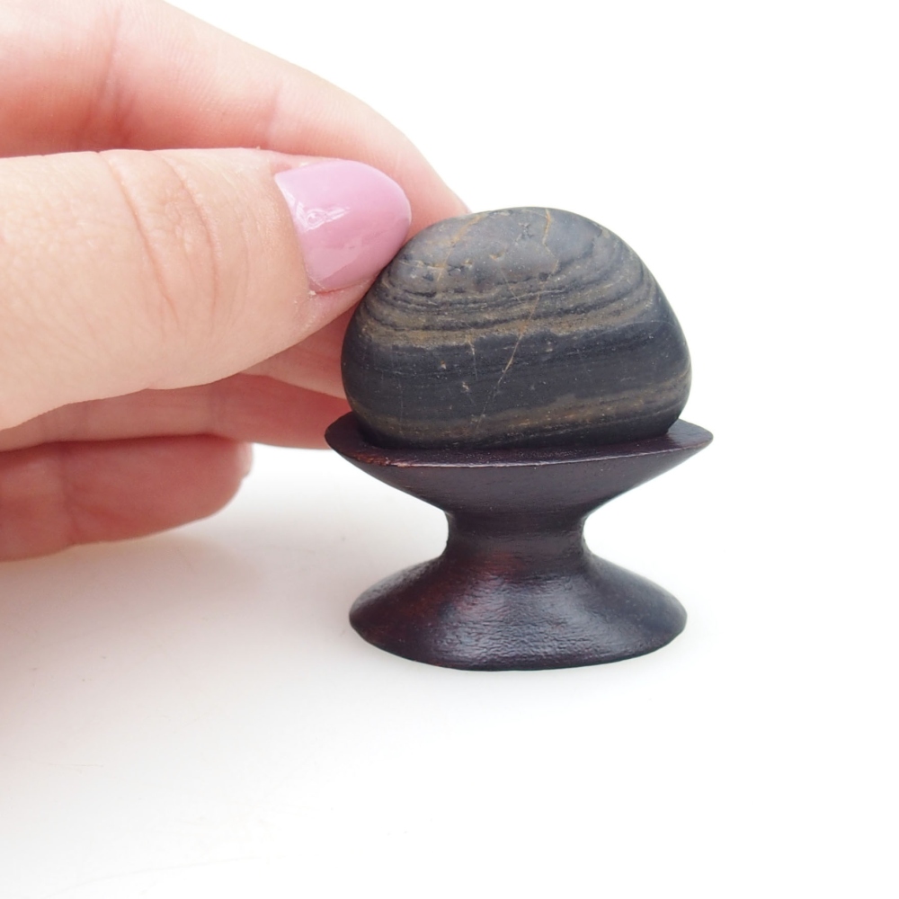 Suiseki - Pierre avec DAI (base en bois)