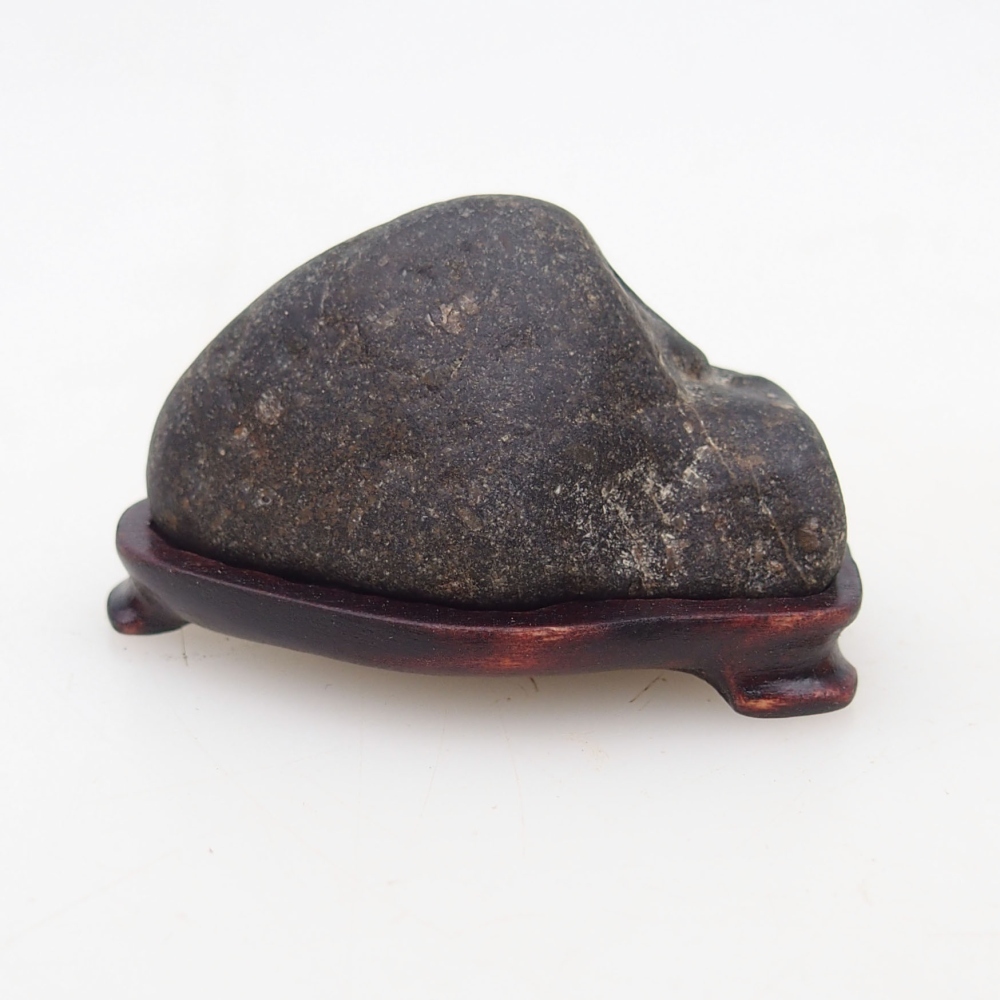 Suiseki - Pierre avec DAI (base en bois)