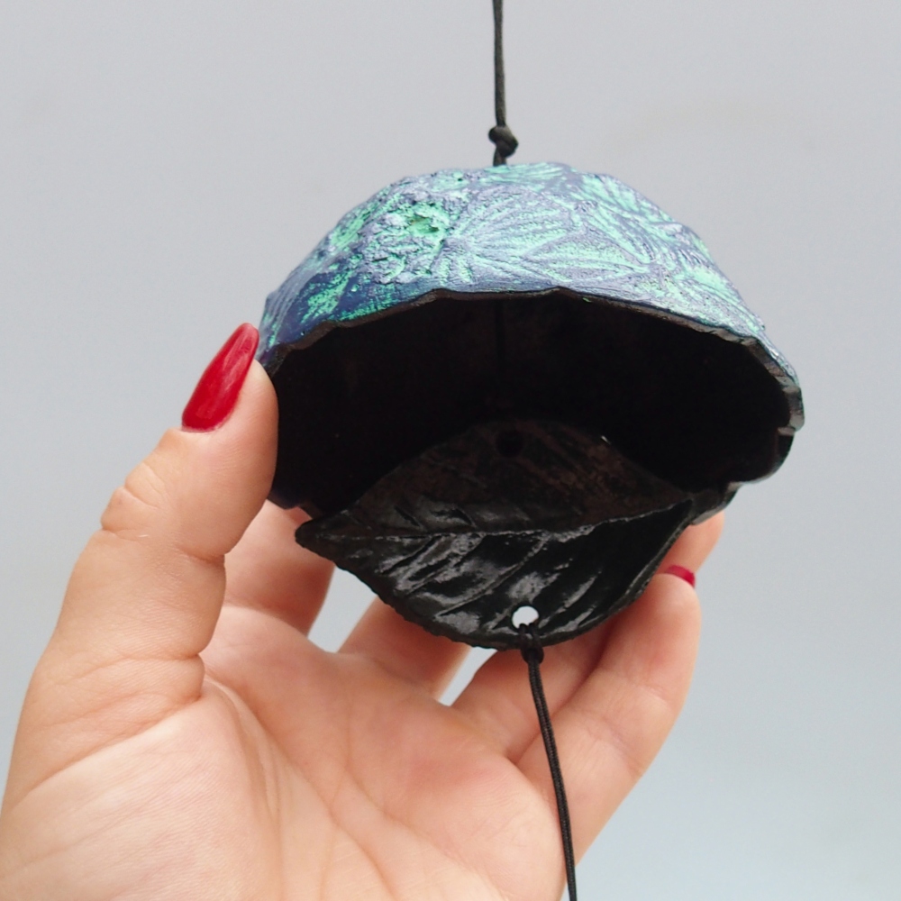 Cloche en métal, couleur bleu-vert