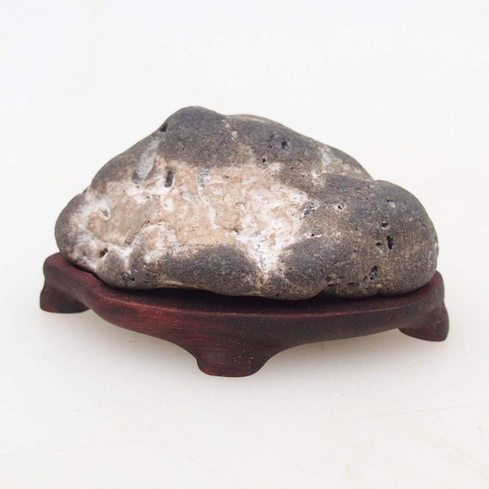 Suiseki - Pierre avec DAI (base en bois)