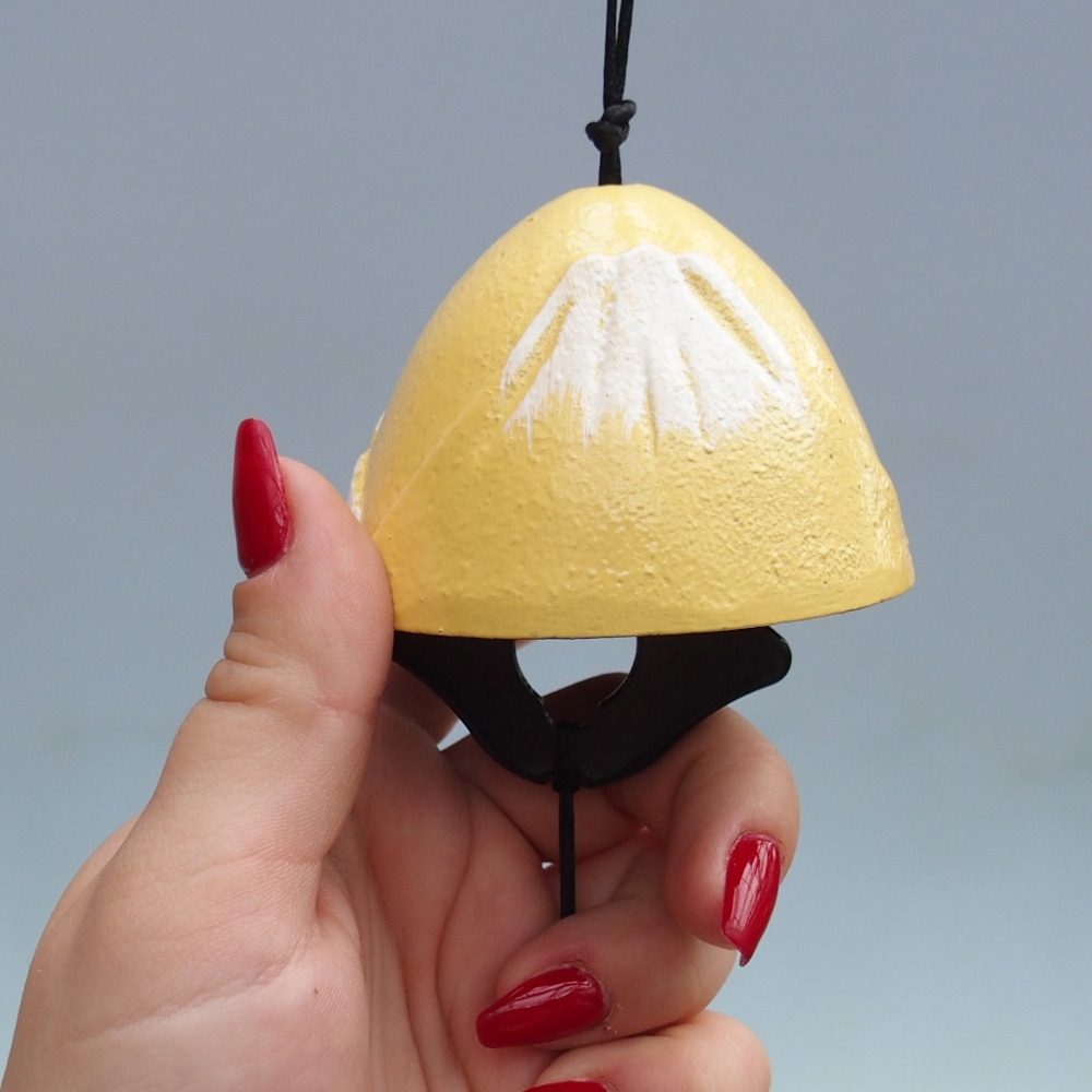 Cloche en métal, couleur jaune