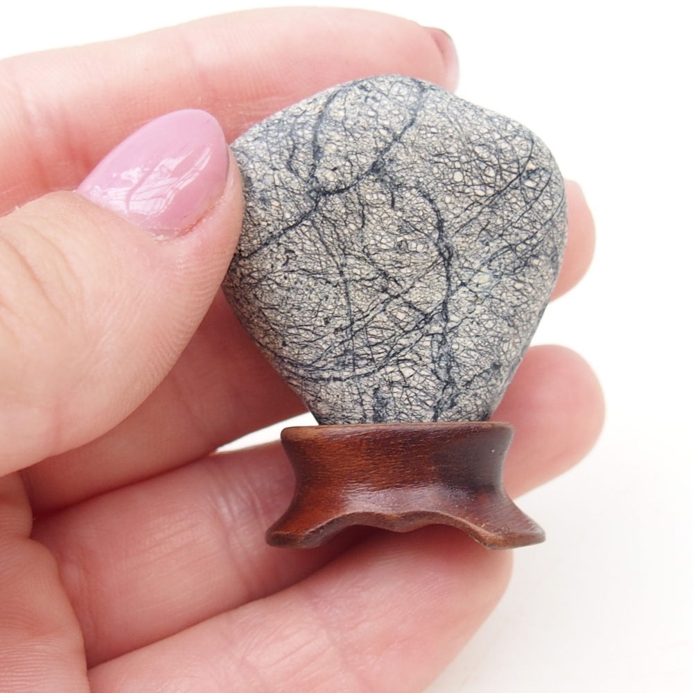 Suiseki - Pierre avec DAI (base en bois)