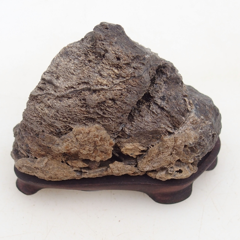 Suiseki - Pierre avec DAI (base en bois)