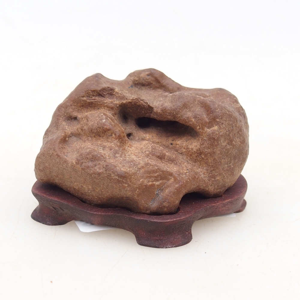 Suiseki - Pierre avec DAI (base en bois)