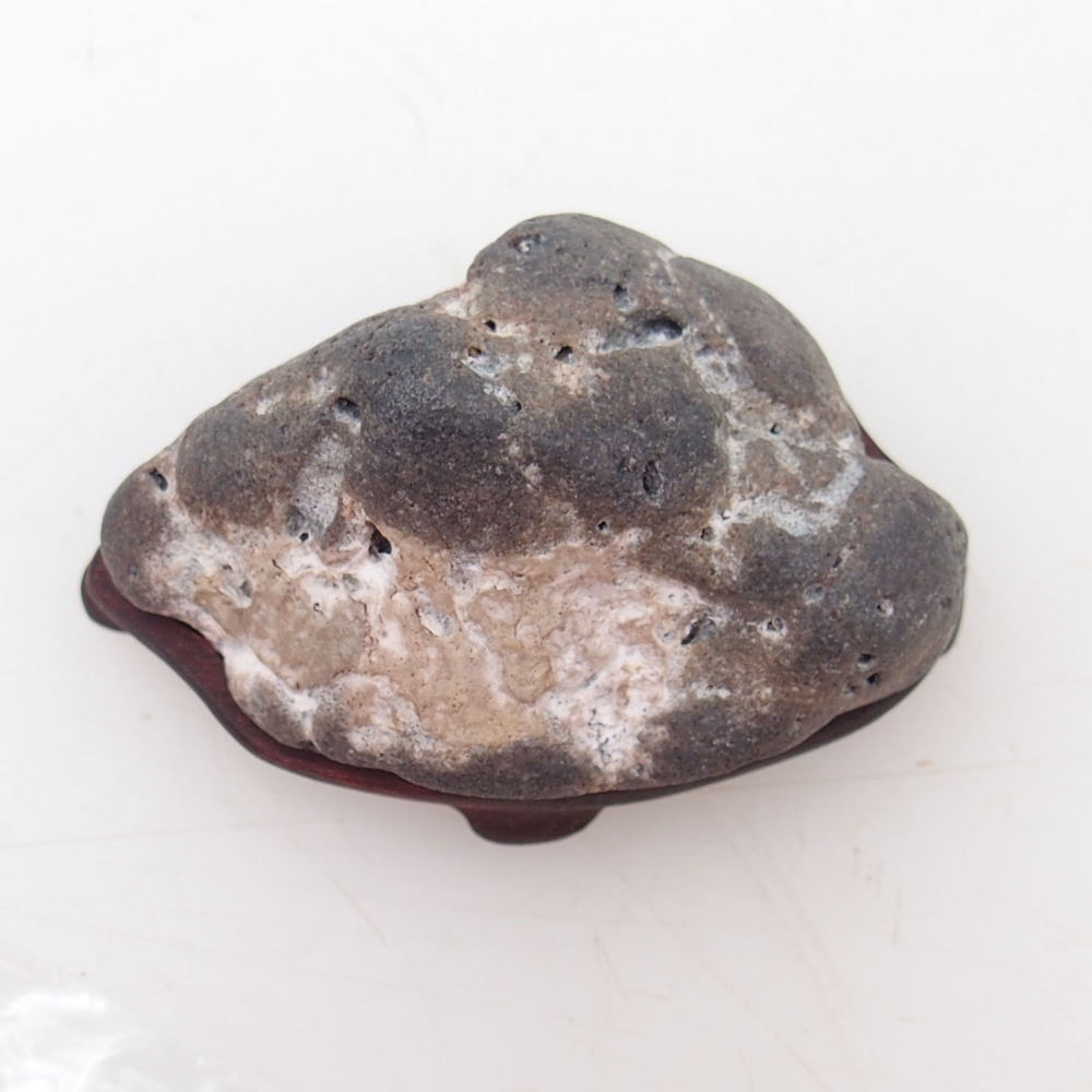 Suiseki - Pierre avec DAI (base en bois)