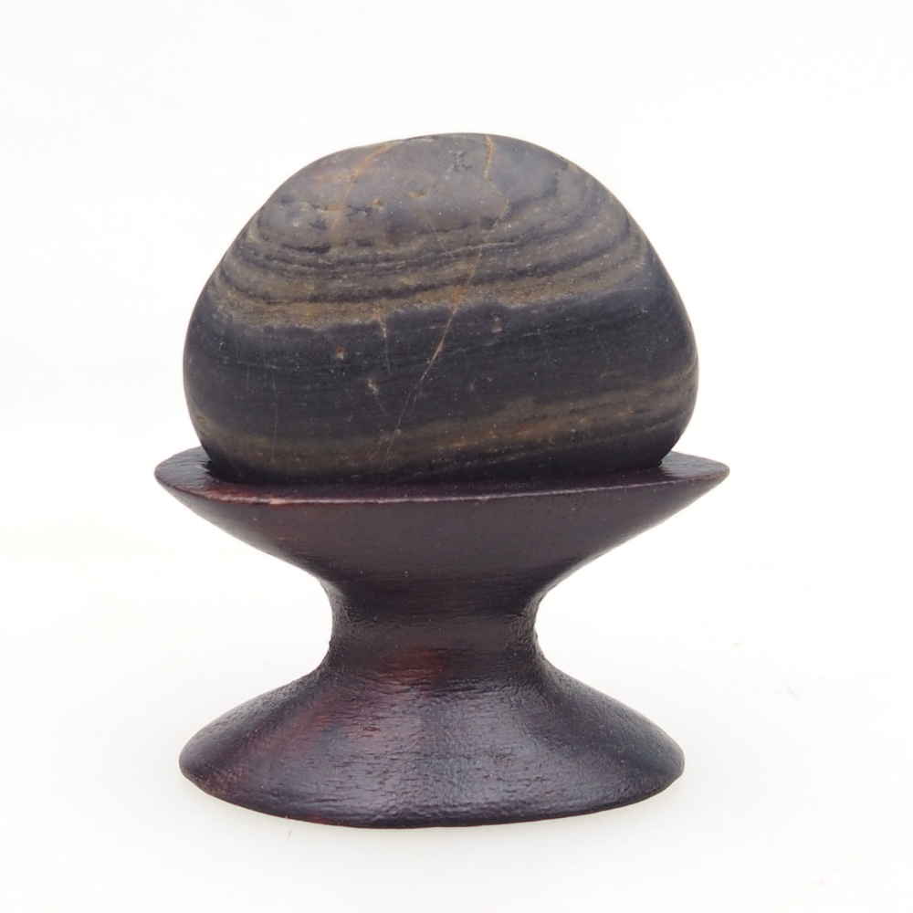 Suiseki - Pierre avec DAI (base en bois)