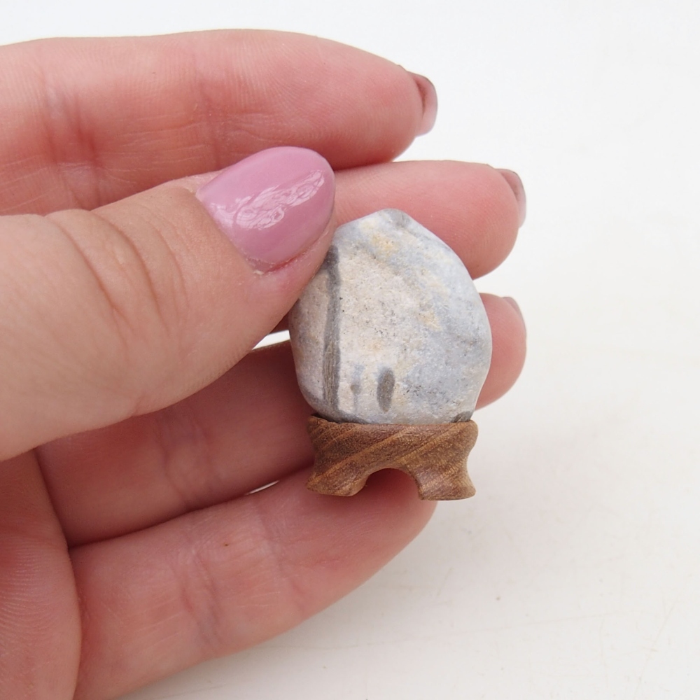 Suiseki - Pierre avec DAI (base en bois)