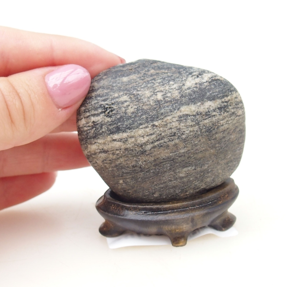 Suiseki - Pierre avec DAI (base en bois)