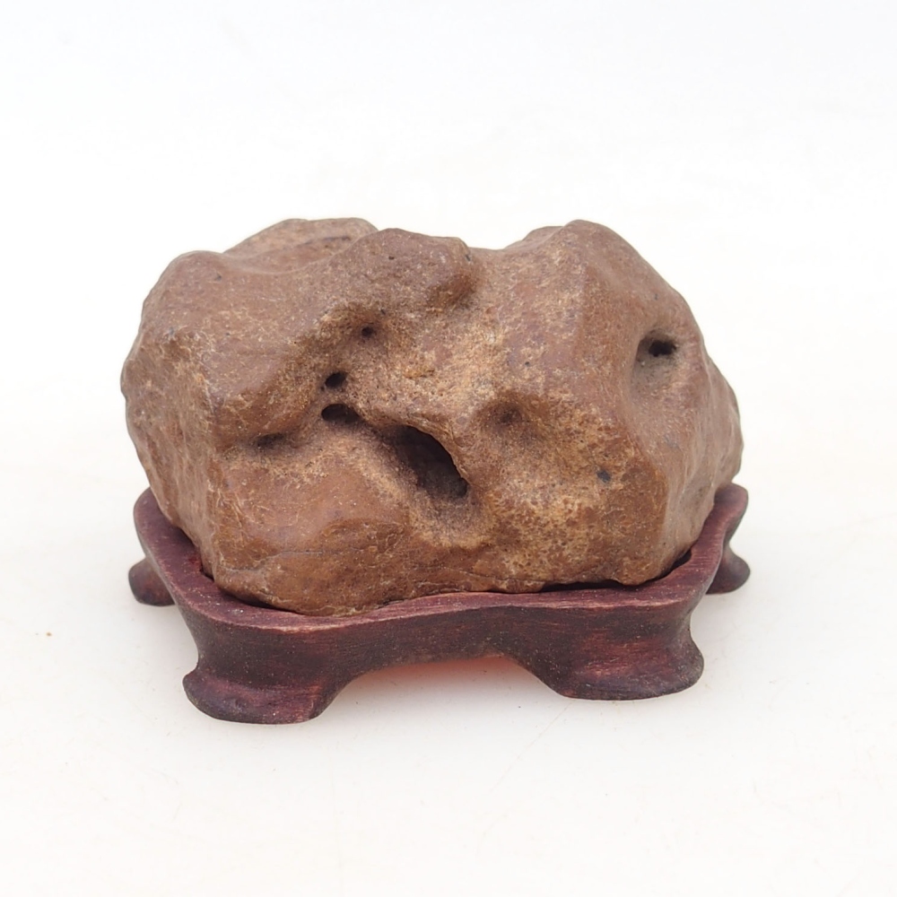 Suiseki - Pierre avec DAI (base en bois)