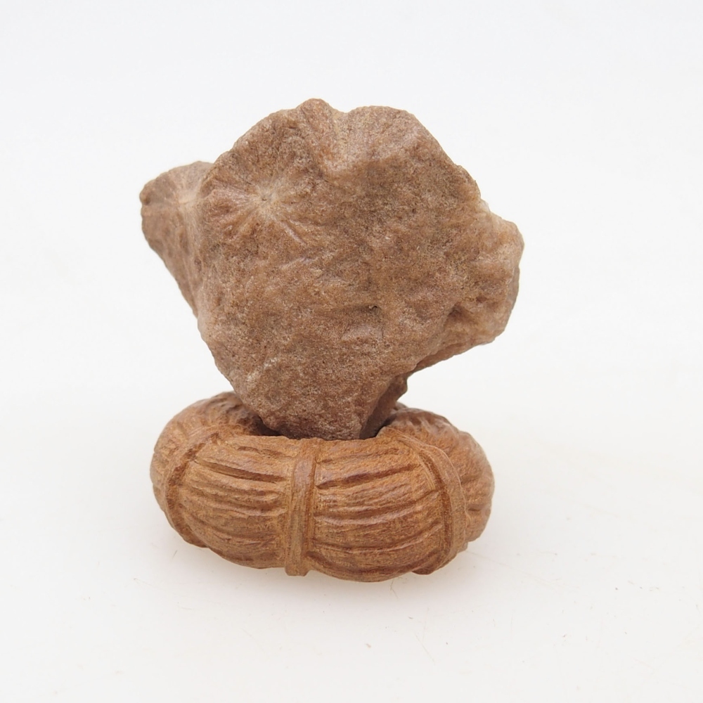 Suiseki - Pierre avec DAI (base en bois)