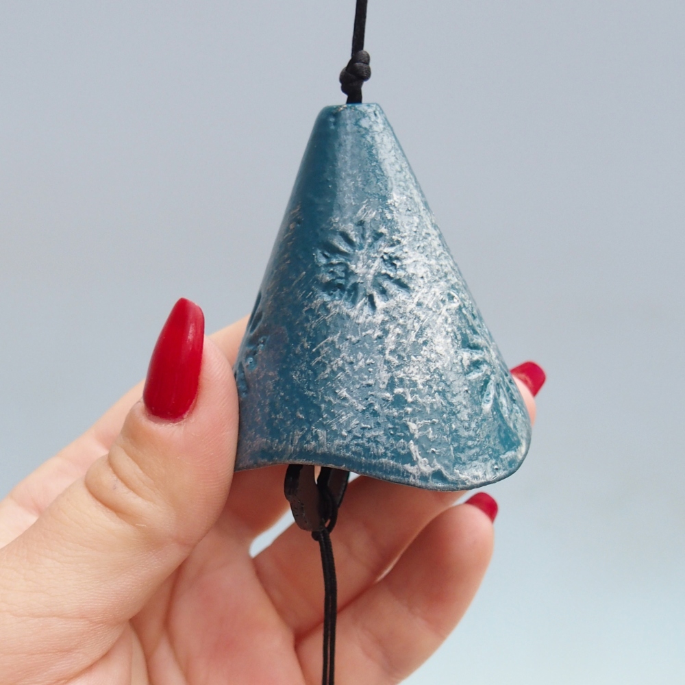 Cloche en métal, couleur bleue