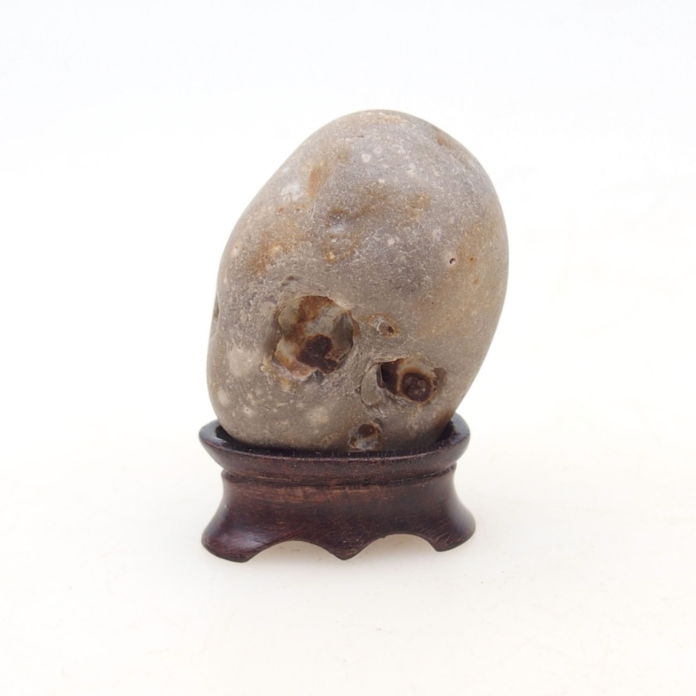 Suiseki - Pierre avec DAI (base en bois)