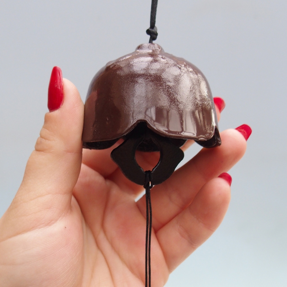 Cloche en métal, couleur marron