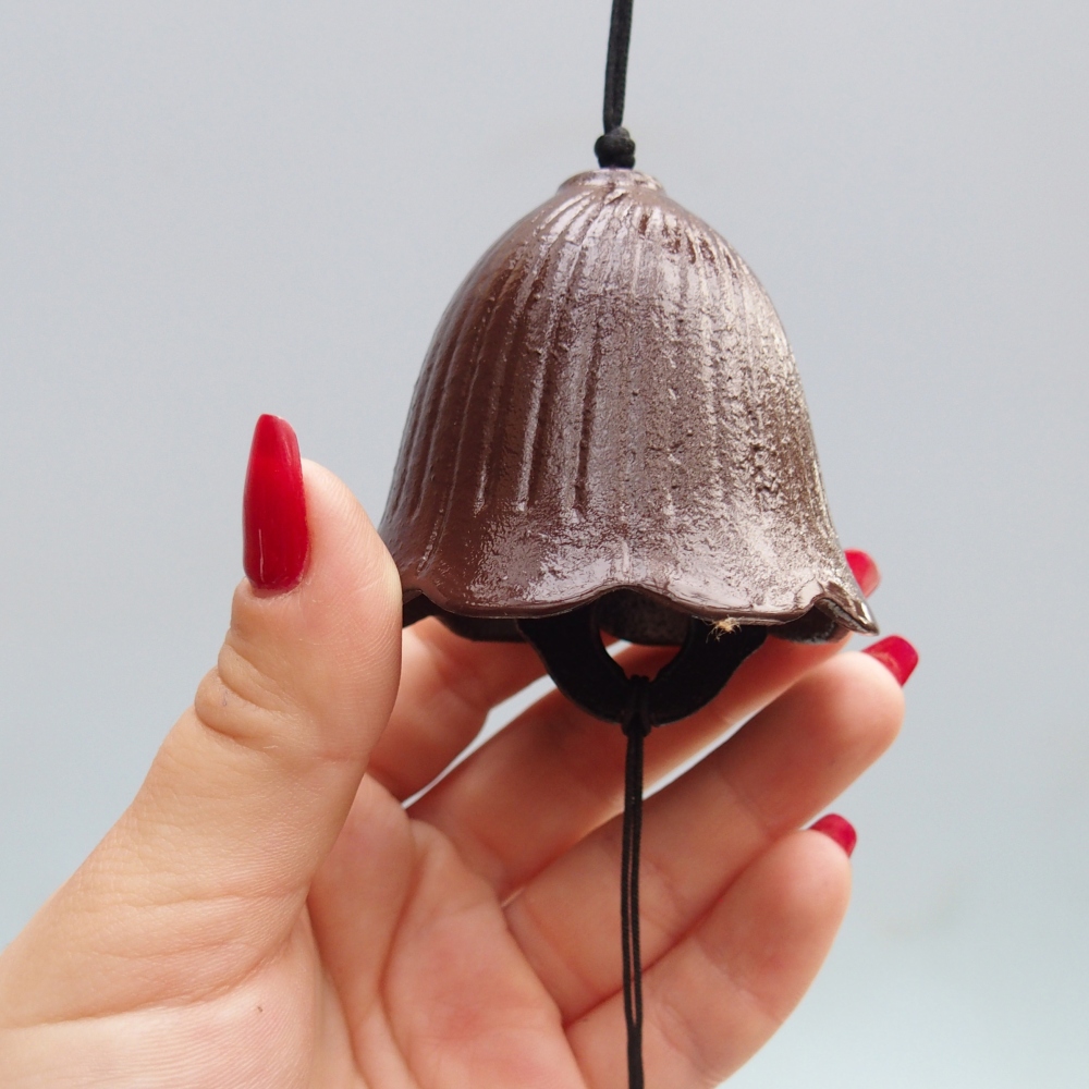 Cloche en métal, couleur marron