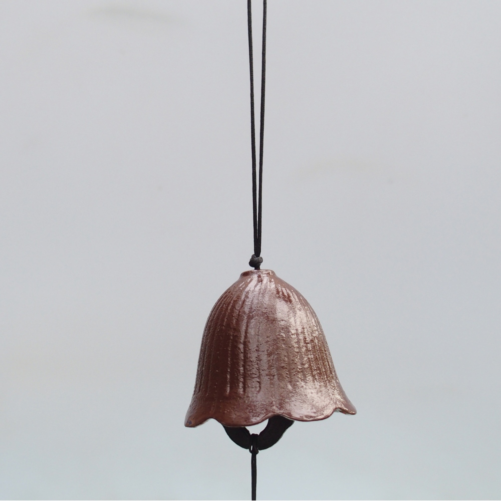 Cloche en métal, couleur marron